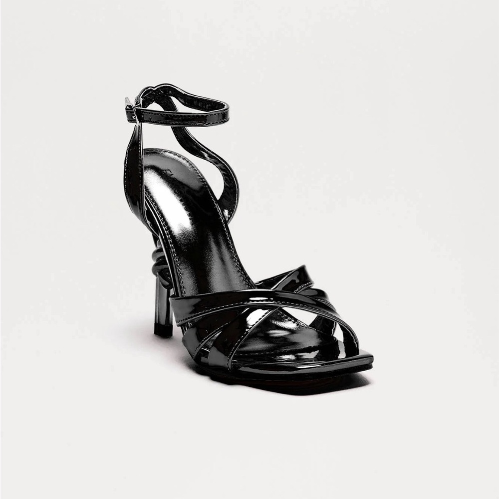 Heeled shoes